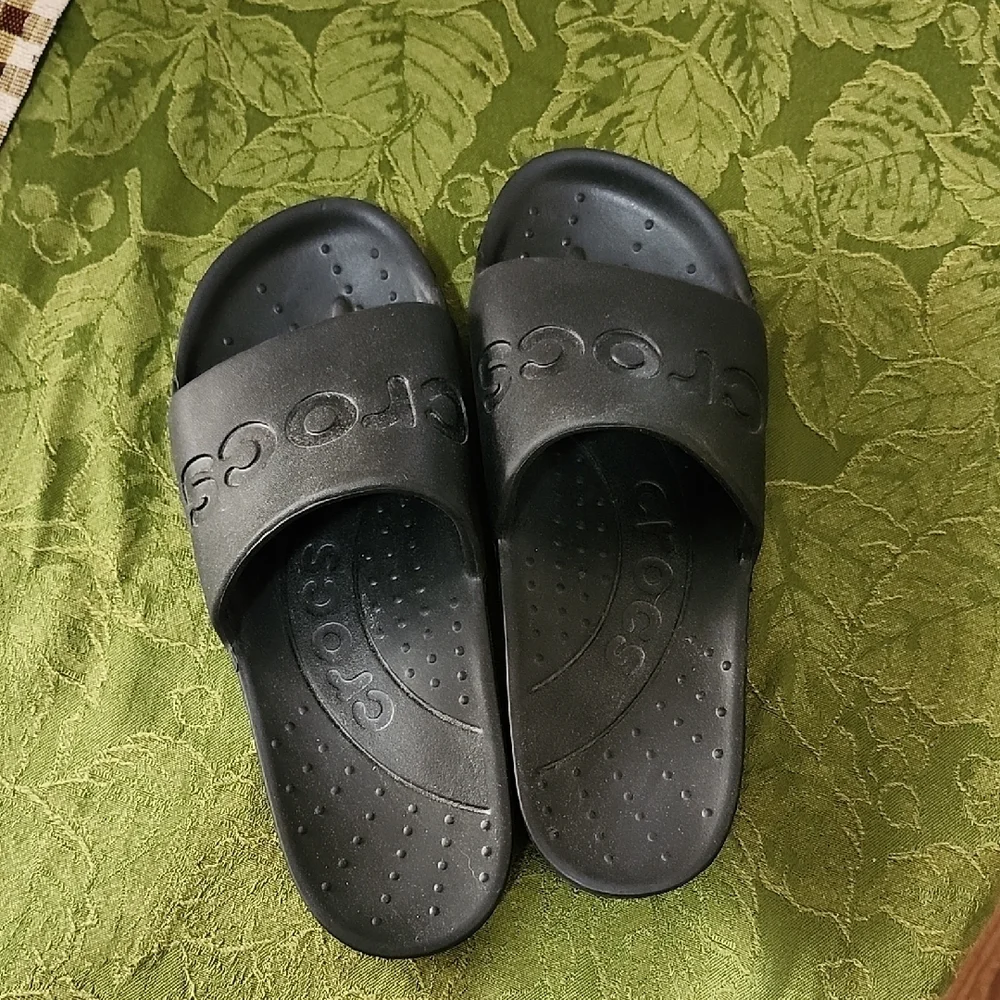 CROCS BUNDLE - Picture 3 of 5
